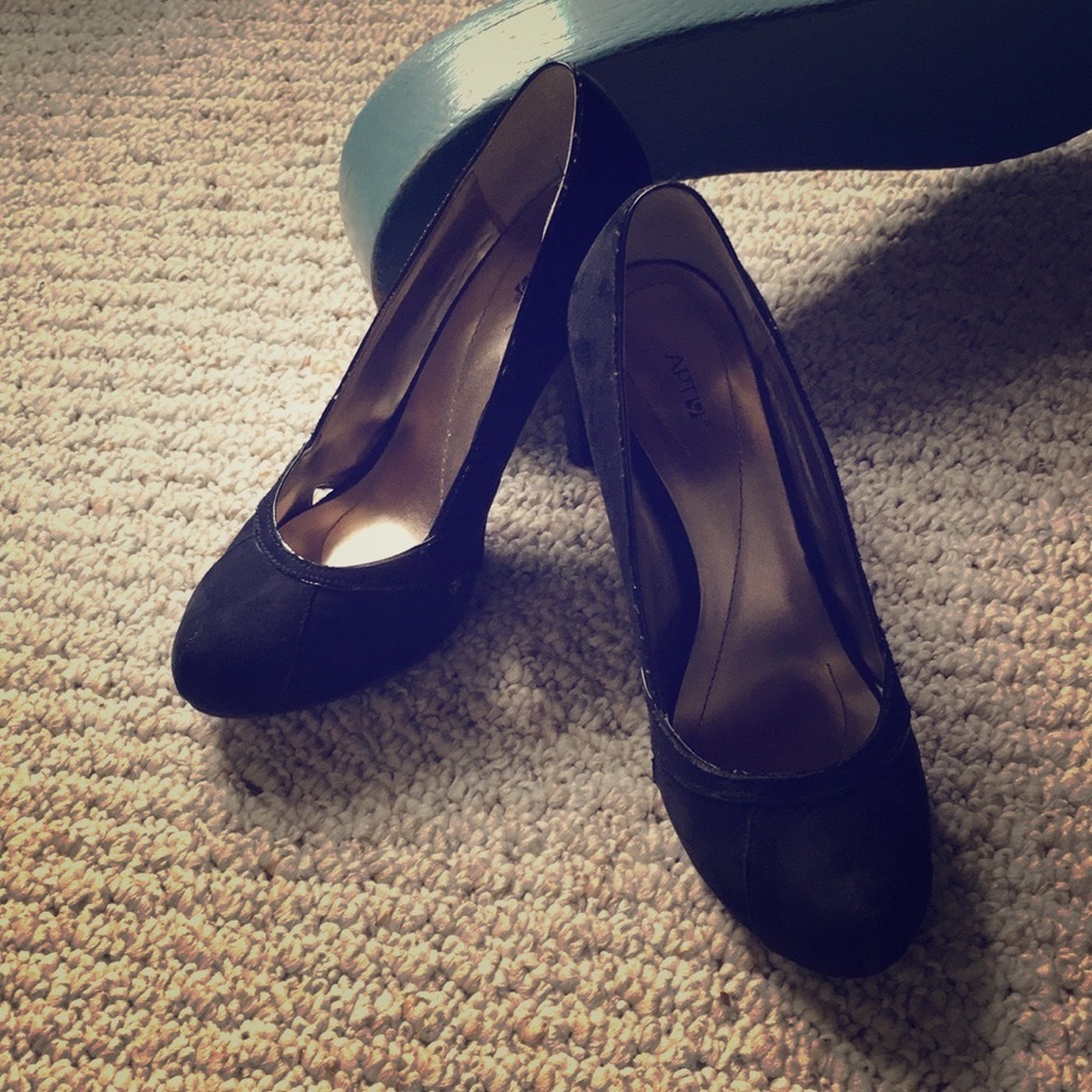 Black pump shoes